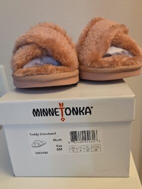 Minnetonka Plush Crossband Slide - Blush Pink